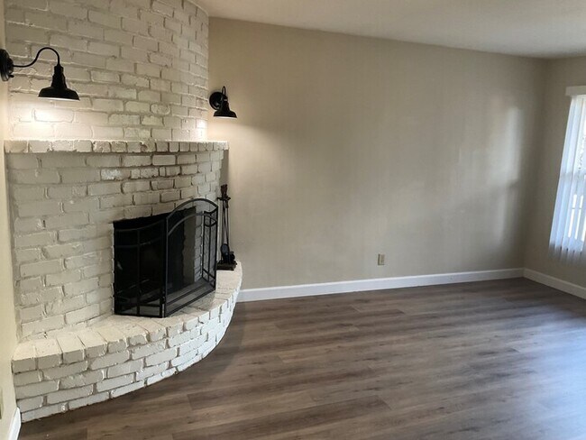 Building Photo - 464 Ramona Ave