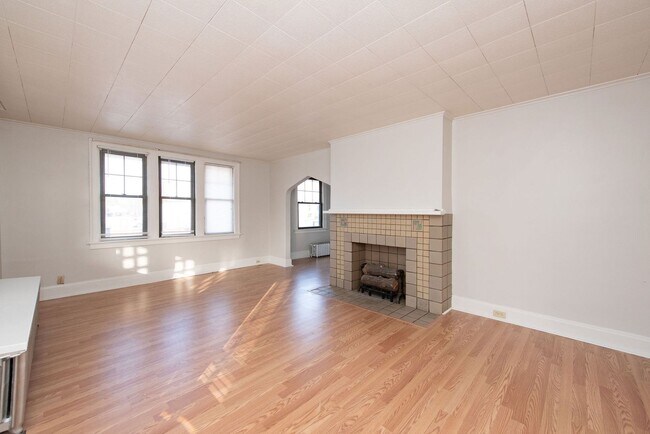 Foto del edificio - Beautifully updated Tudor style duplex. Upper unit. Large rooms. 2 balconies, private entry. Fenc...