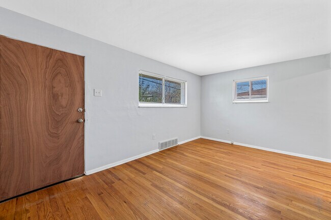 Sala de estar 3 (cont.) - 7608 Big Bend Blvd