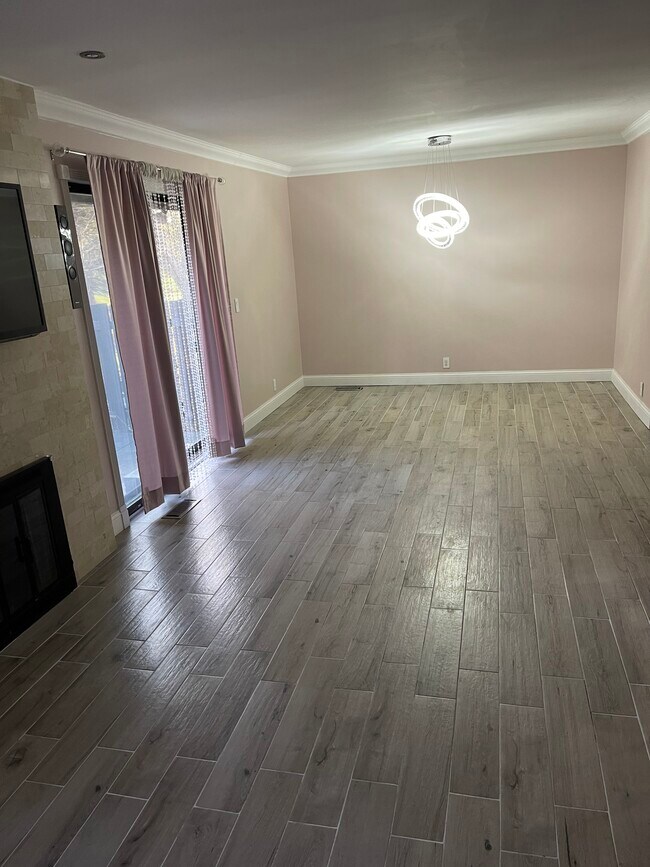 Building Photo - 3154 Lindenwood Dr