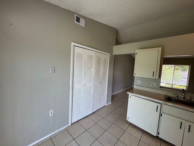 Foto del edificio - FANTASTIC 2 Bed 2 Bath Duplex with a HUGE ...