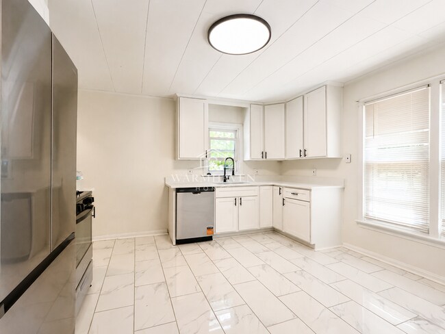 Building Photo - 129 Idlewild St