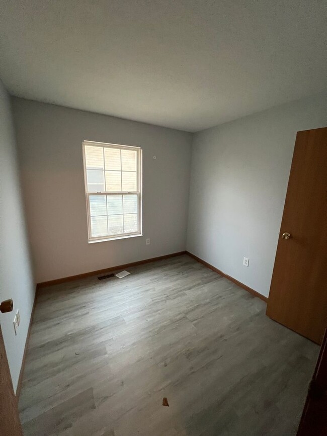 Building Photo - Spacious 3 Bedroom 1.5 Bath Located Near R...