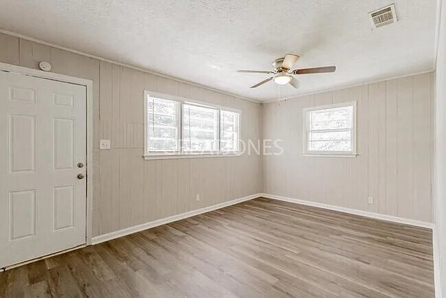 Building Photo - 928 Perry Dr