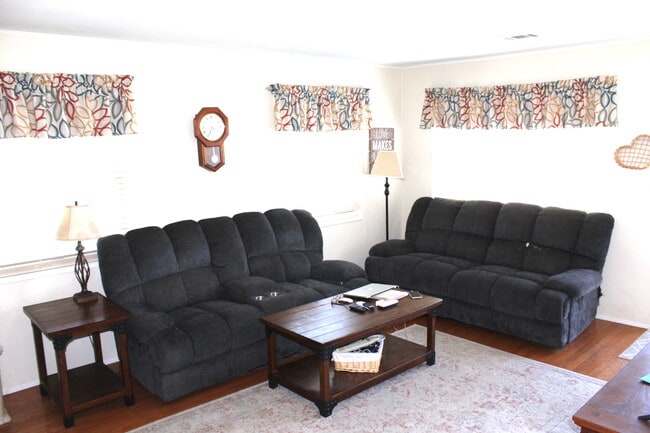 Living room - 939 Hillcrest St