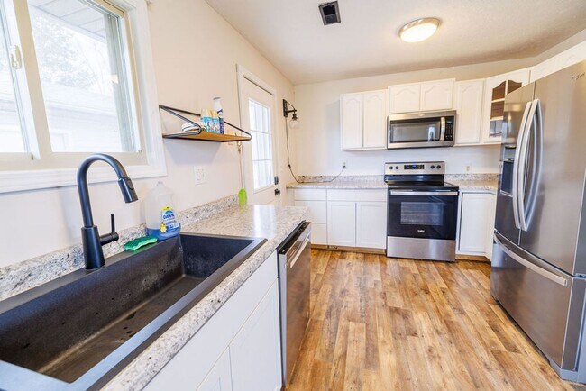 Foto del edificio - Quiet 3 Bedroom Home with Detached Garage