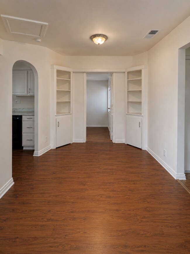 Foto del edificio - Sherman Oaks 2BD w/ Private Backyard, In-Unit W/D & Parking