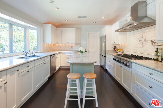 Foto del edificio - 7120 Pacific View Dr