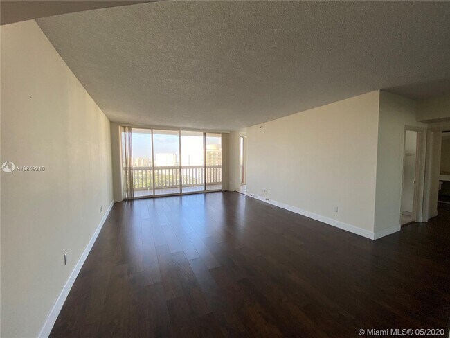 Foto del edificio - 2000 Island Blvd