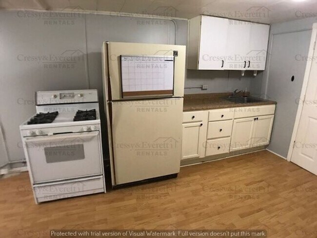 Building Photo - 1 Bedroom Apartment Off Paw Paw Lake