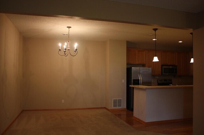 Foto del edificio - 711 Willow Glen Dr