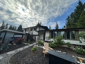 Building Photo - 825 Woodbine Way