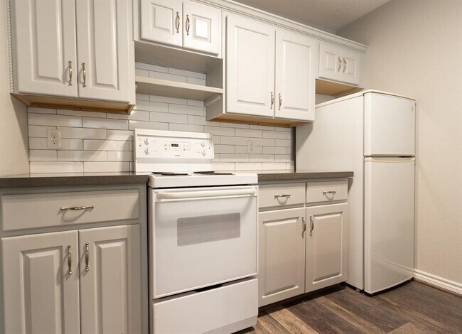 Building Photo - 3900 Woodchase Dr