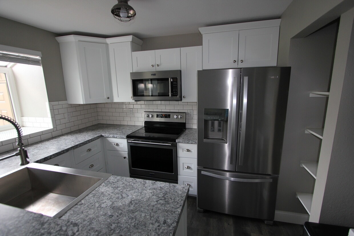 Primary Photo - 6613 Warbler Ln
