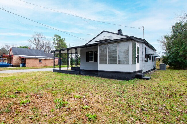 Building Photo - Charming 3 Bedroom Ranch