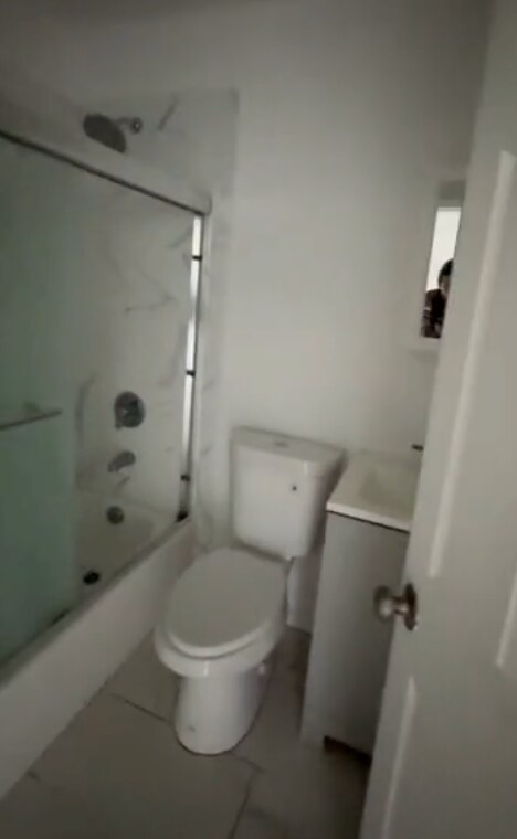 Building Photo - 822 W 42nd Pl