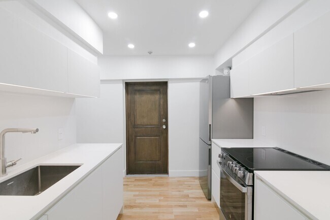 Building Photo - 2100 Rue du Fort