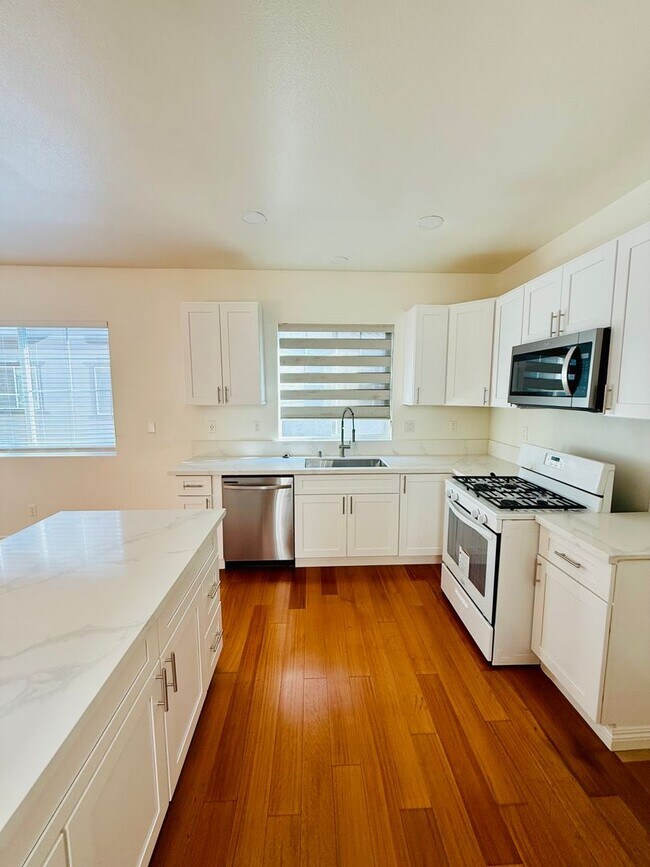 Foto del edificio - Remodelled 4 Bedroom Townhome for Lease in...