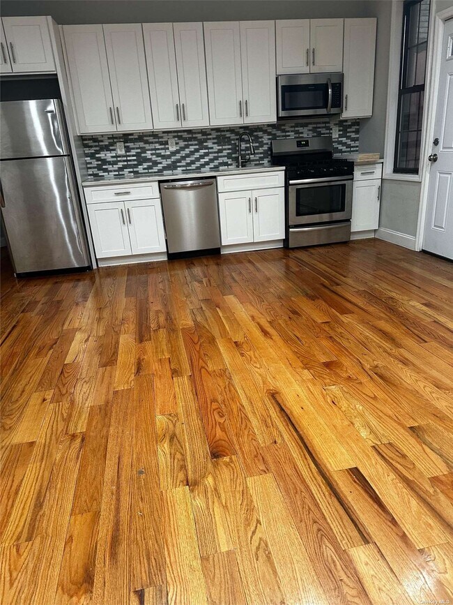 Foto del edificio - 24-33-33 Crescent St