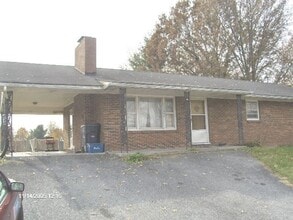 Building Photo - 1007 Glade Rd