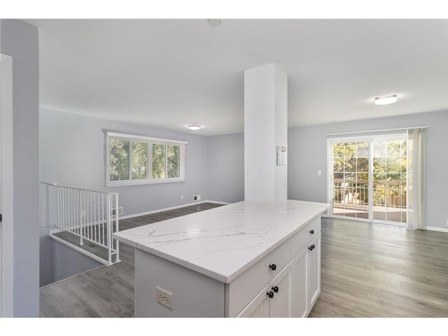 Building Photo - Updated 3 bedroom, 2 bath townhome near Eden Prairie Center!  Available 3/1/26