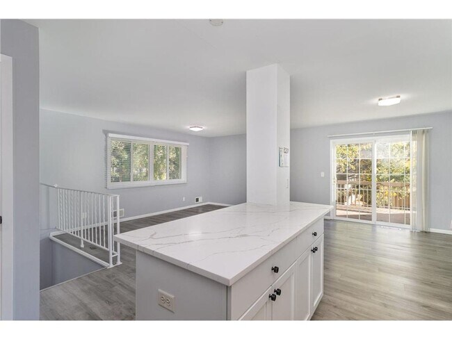 Foto del edificio - Updated 3 bedroom, 2 bath townhome near Eden Prairie Center!  Available 3/1/26