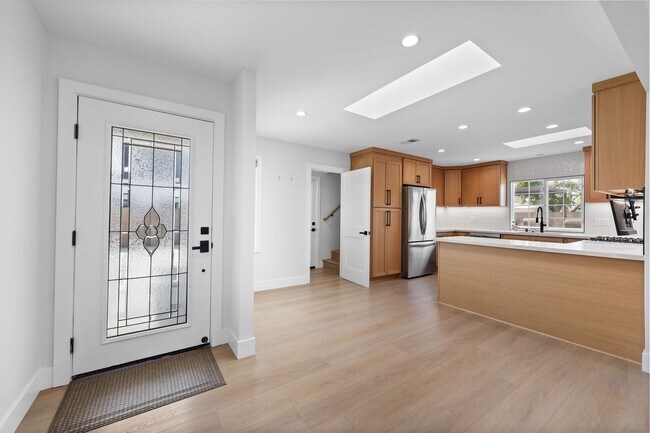 Foto del edificio - Modern Indoor / Outdoor Living with Resort-Style Yard & Bonus Suite