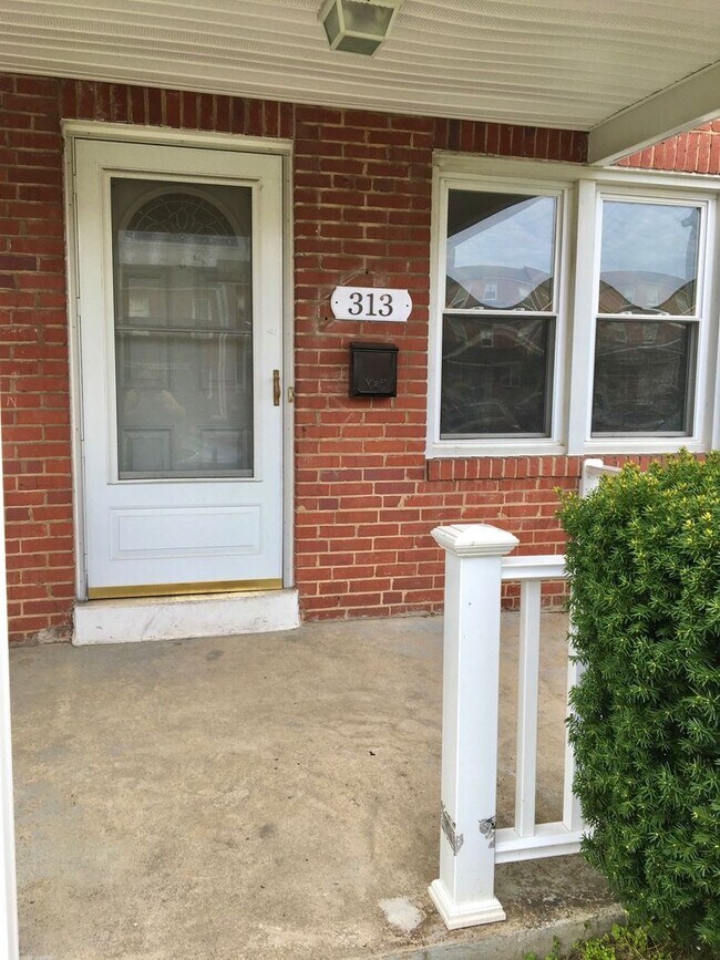 Building Photo - Charming 3 Bedroom/2 Bath Townhome in Balt...