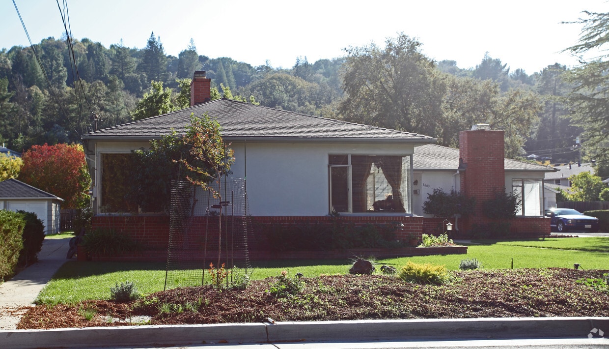 Building Photo - 3661-3663 Mosswood Dr
