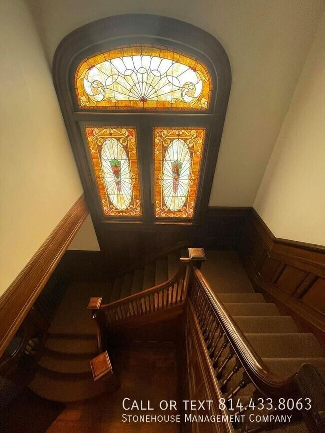Foto del edificio - 440 W 10th St