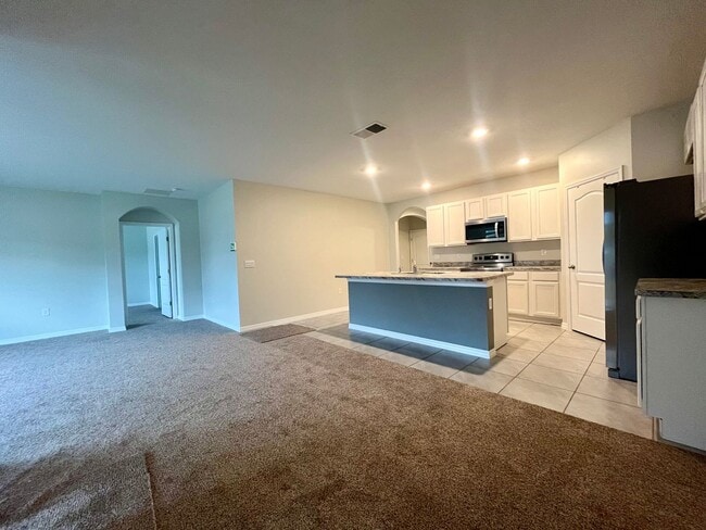 Foto del edificio - Stunning 4 bed/ 2 bath home!!