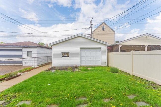 Building Photo - 1302 S 56th Ct