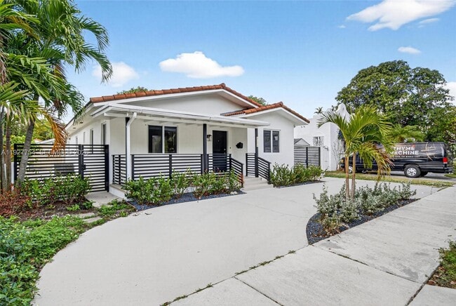 Building Photo - 426 SW 26th Rd