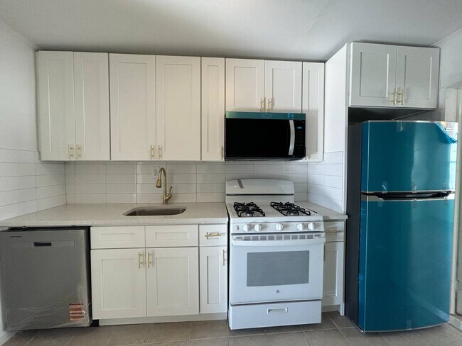 Building Photo - 681 Rhinelander Ave