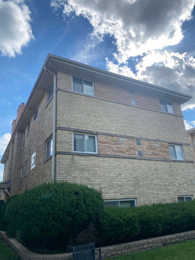 Foto principal - 6780 N Sauganash Ave
