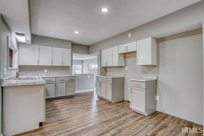 Foto del edificio - 1342 W Dupont Rd