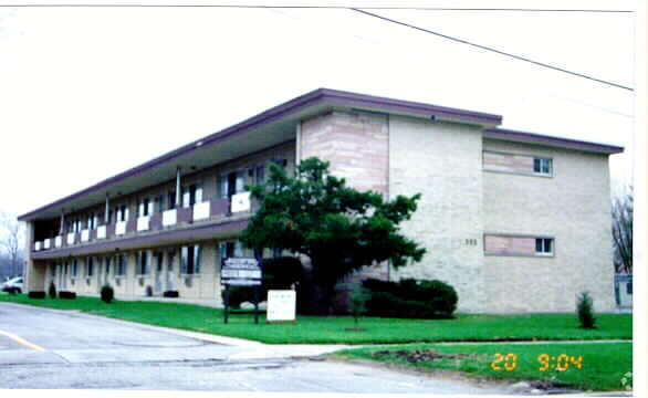 Building Photo - 333 Center St