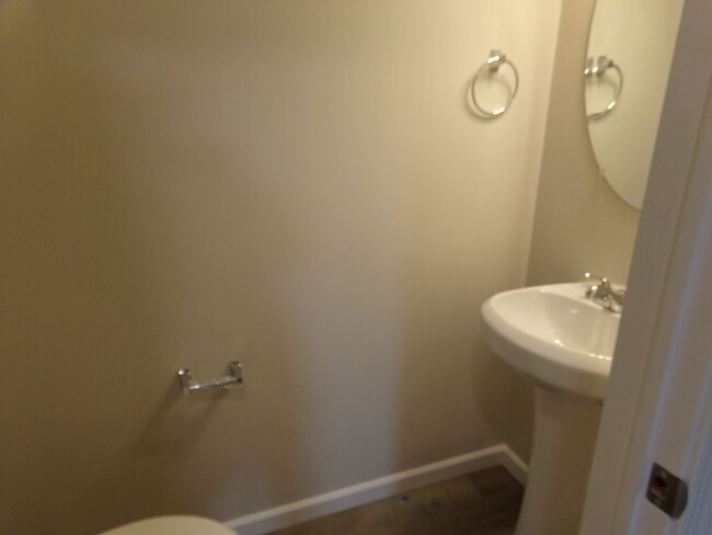 Building Photo - 3 bedroom, 2.5 Bathroom Townhouse