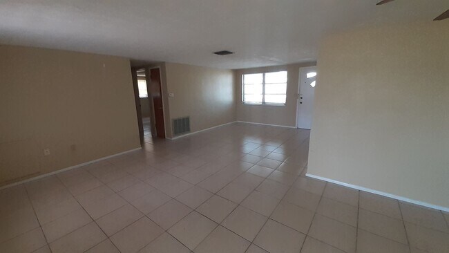 Foto del edificio - 2/1.5/1 1000 Sq. Ft. Spacious living room, Lanai, fenced in yard, and tile floors thoughout!