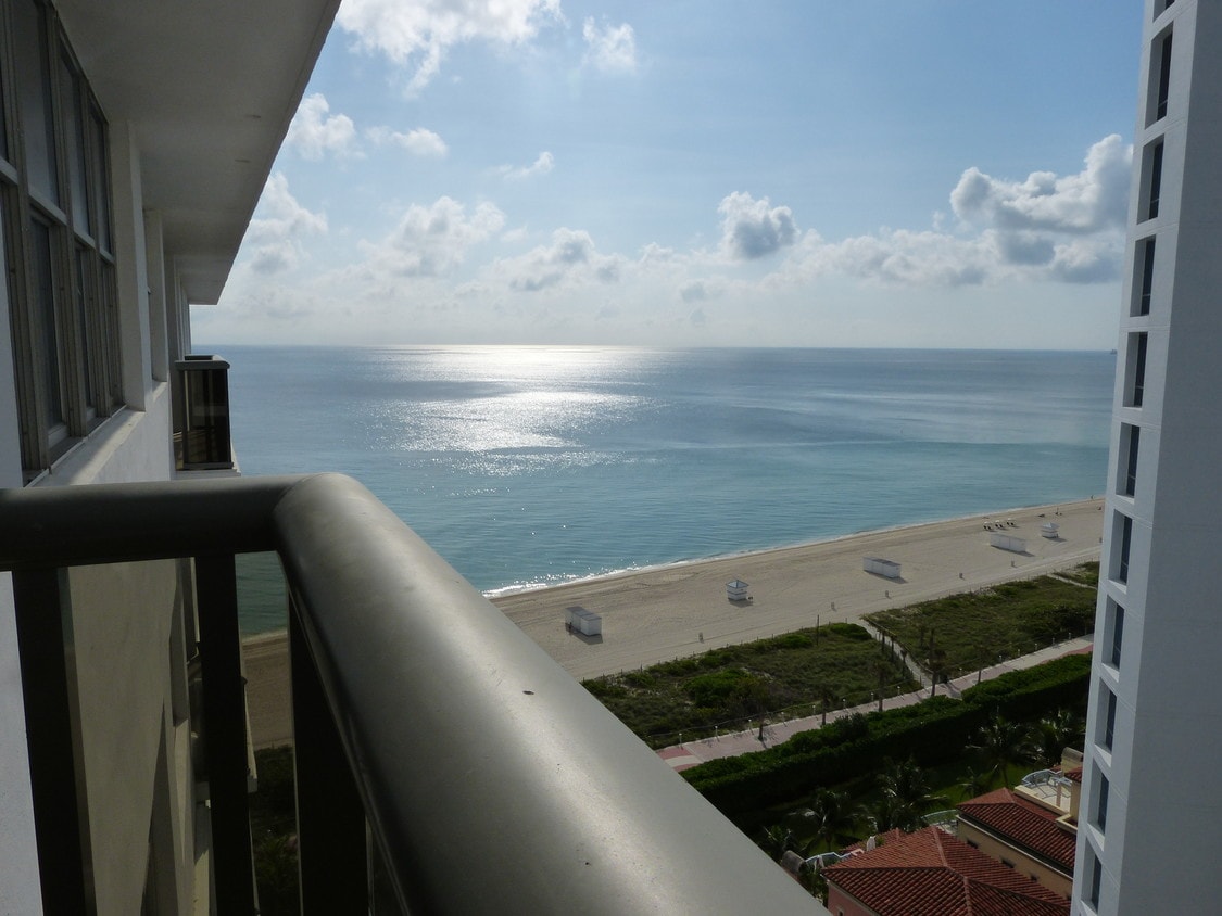 Primary Photo - 6039 Collins Ave