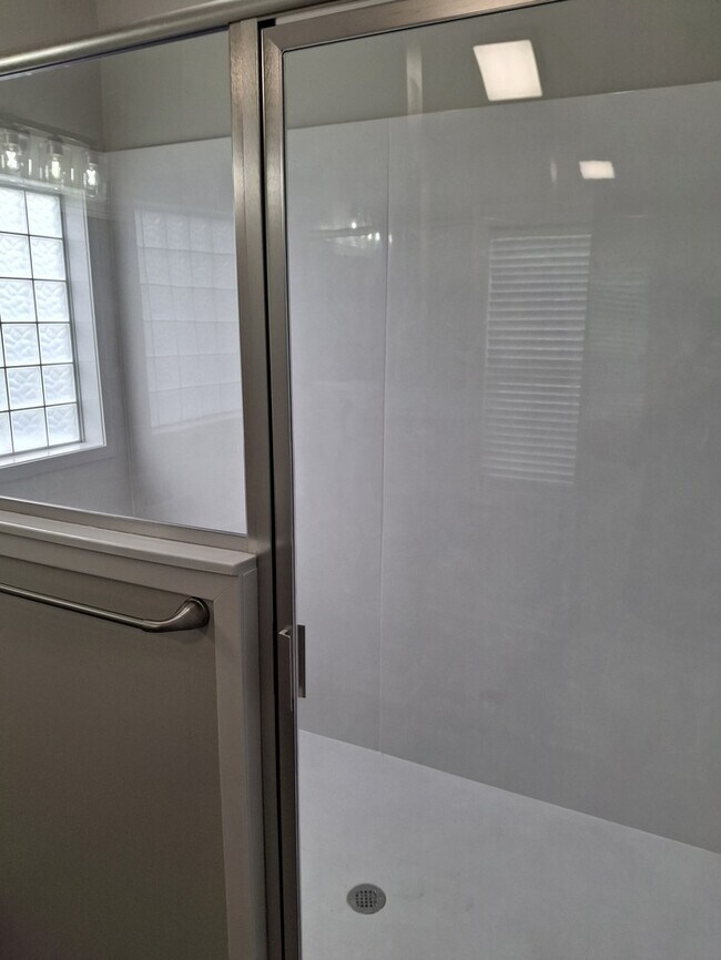 Foto del edificio - Recenlty Remoduled 3 bedroom 2 Bath