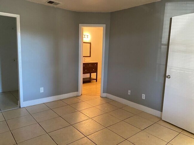Building Photo - Orlando 2 BEDROOM CONDO