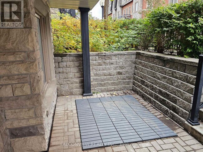 Building Photo - 318 John St.