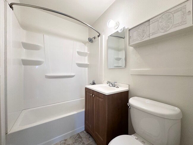 Building Photo - LENTS CHARMER! CUTE, CLEAN AND COZY!! DON'...