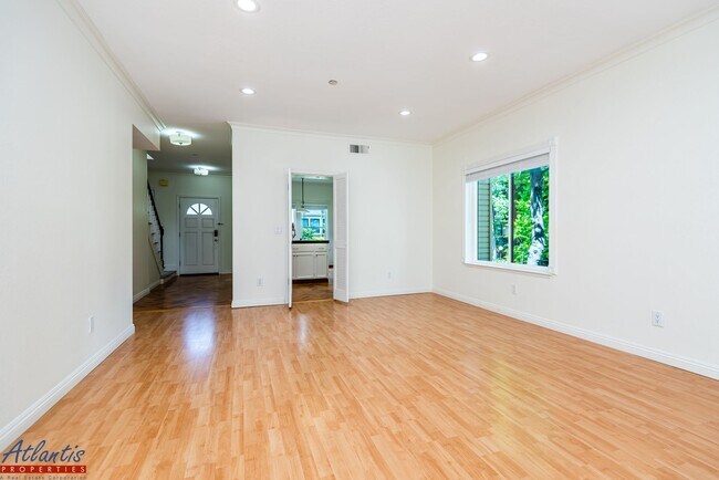 Foto del edificio - Beautiful Townhouse | Desirable Location