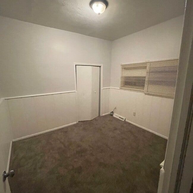Building Photo - Rent ready!