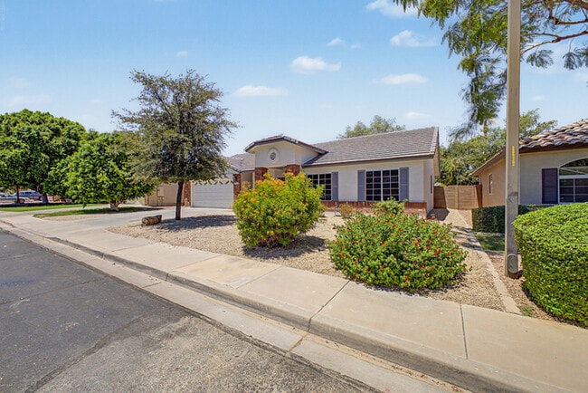 Building Photo - 2866 E Toledo Ct