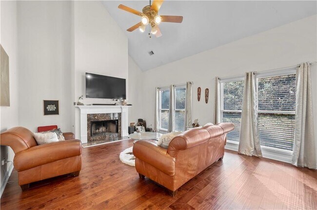 Foto del edificio - 3010 Lakeside Ct