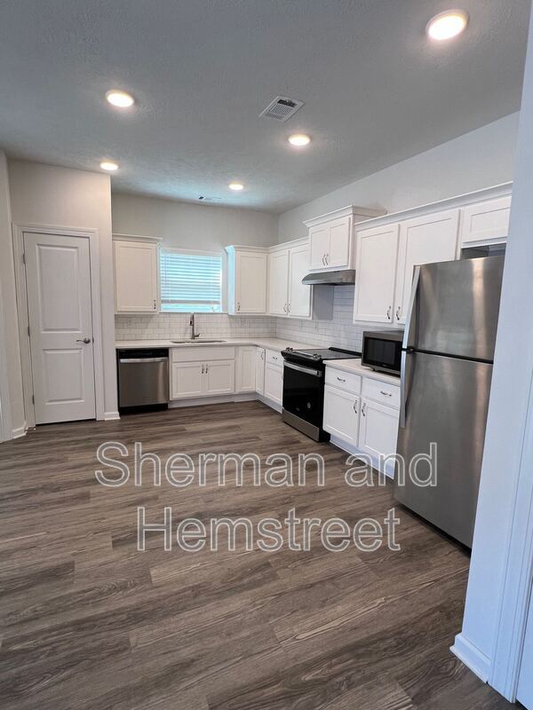 Building Photo - 2028 Lotus Dr