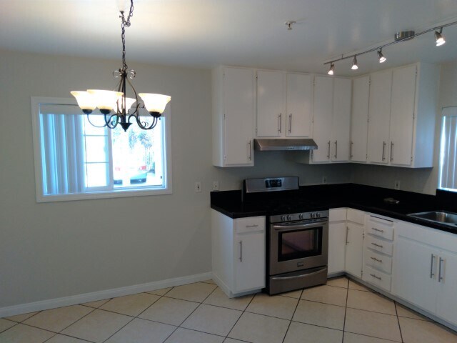 Building Photo - 1927 Cloverfield Blvd